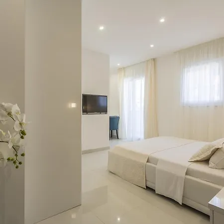 Holiday & Apartment Split